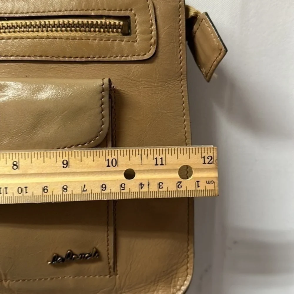 Vintage 1970’s tan Le Pouch vintage shoulder bag zippered pocket w‎ snap front